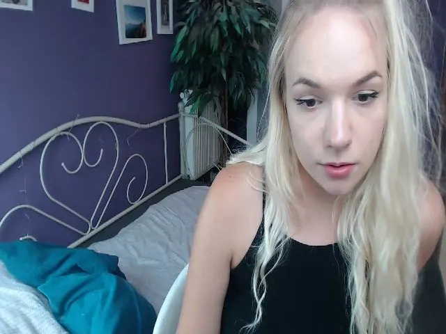 Live sex webcam photo for JoanQueen #261328934