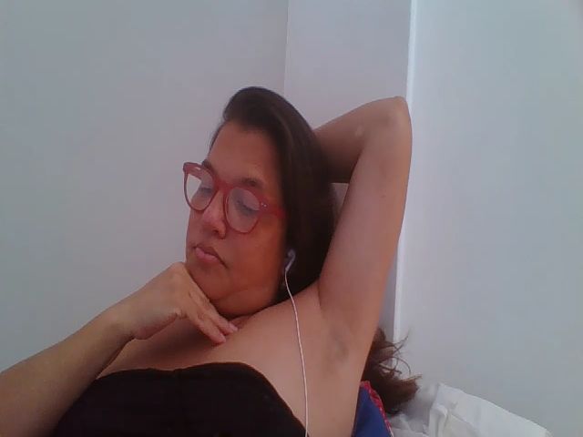 Live sex webcam photo for SweetLola01 #253866553