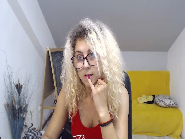 Live sex webcam photo for CurlyBella #253386497