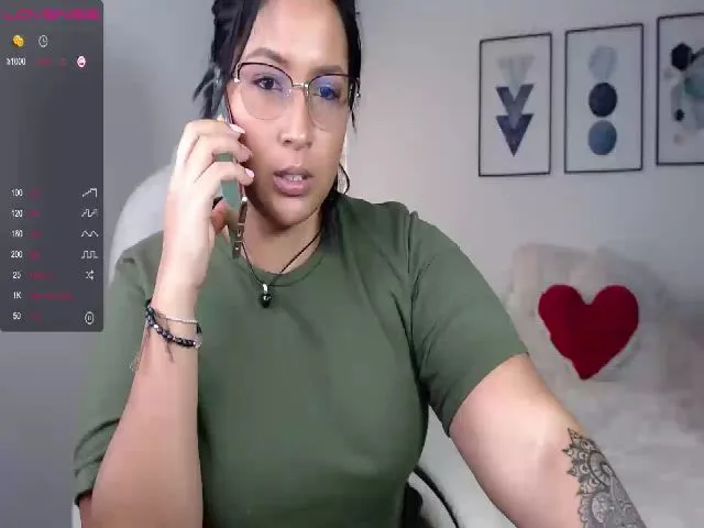 Live sex webcam photo for SoyMiaa #253549615