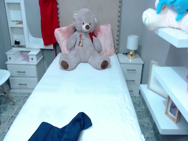 Live sex webcam photo for Emacollins #262859983