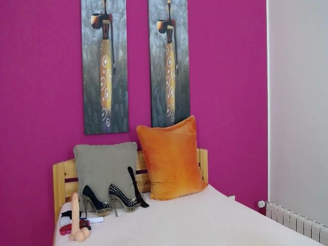 Live sex webcam photo for BustyxxHelen #253658450