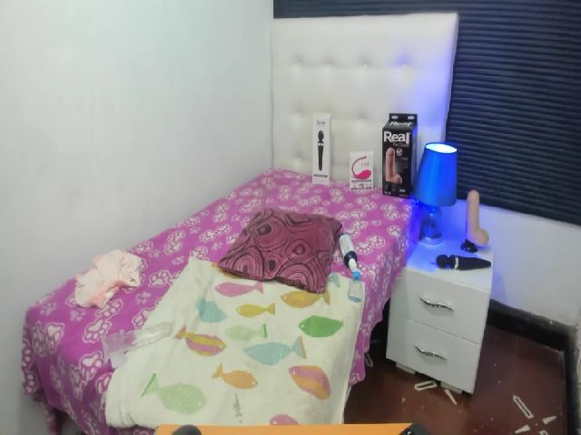 Live sex webcam photo for sexyfox_18 #254983174