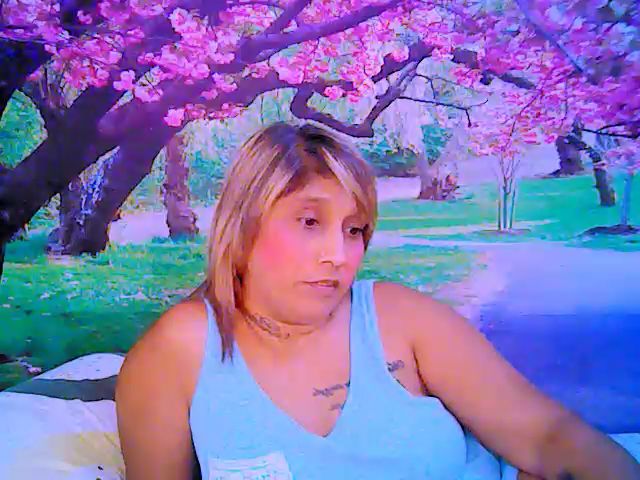 Live sex webcam photo for Roxyfoxy69 #253749847