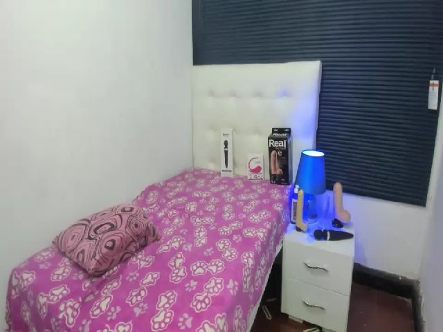 Live sex webcam photo for sexyfox_18 #254964381