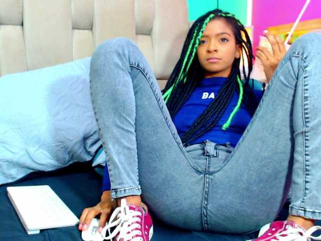 Live sex webcam photo for charlote-15 #241309400