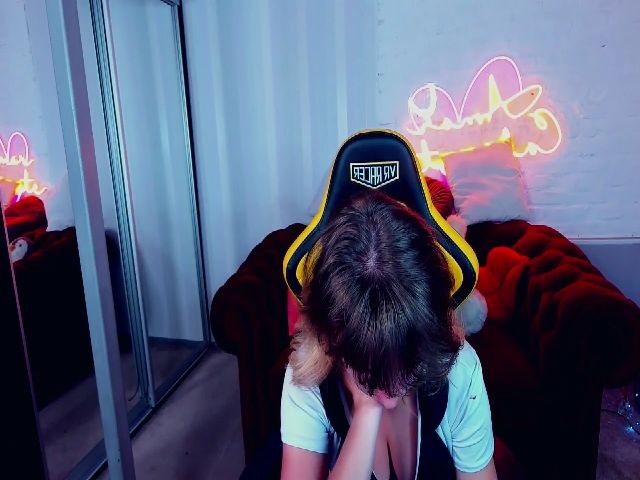 Live sex webcam photo for WhiteFoxi #260904597