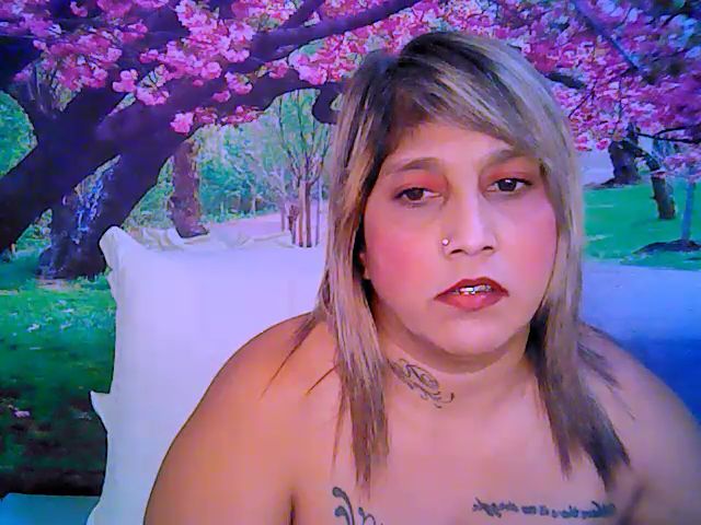 Live sex webcam photo for Roxyfoxy69 #265027893