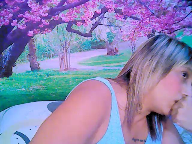 Live sex webcam photo for Roxyfoxy69 #254287685