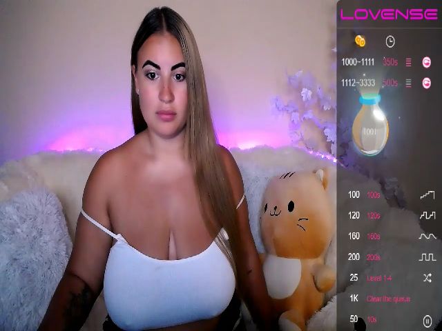 Live sex webcam photo for HarleyQuinnX_ #256029224