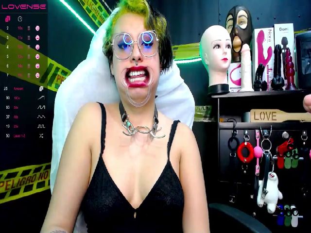 Live sex webcam photo for Rubi_slave #261301350