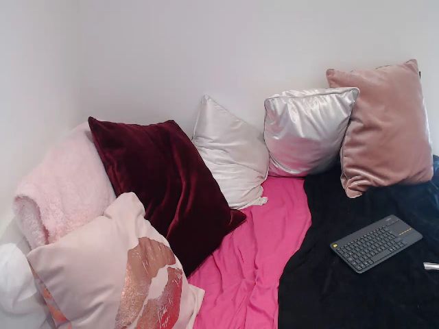 Live sex webcam photo for innocentSamx #262093756