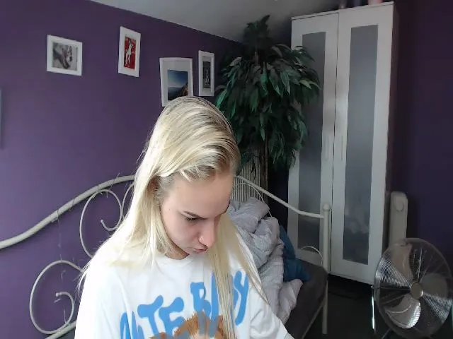 Live sex webcam photo for JoanQueen #264845881