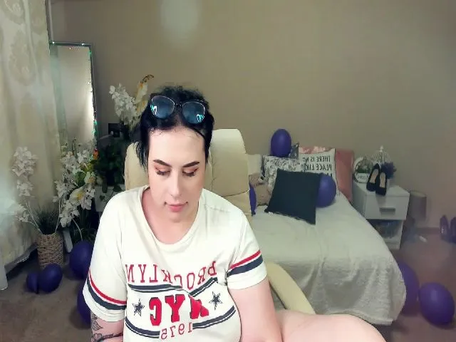 Live sex webcam photo for SerahMirabeli #253445847