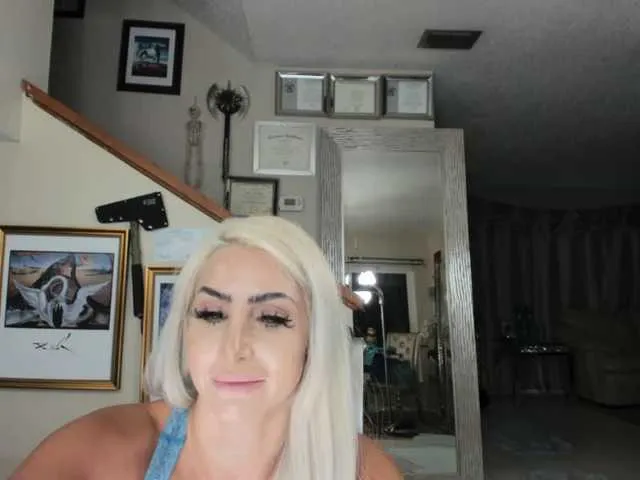 Live sex webcam photo for adrianna_fox #287953027