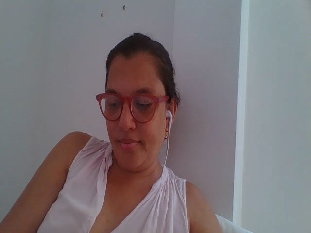 Live sex webcam photo for SweetLola01 #254873825