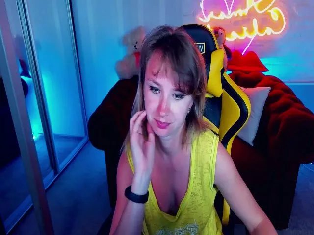 Live sex webcam photo for WhiteFoxi #255973477