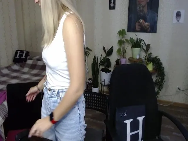 Live sex webcam photo for Emi_lywild #262160786