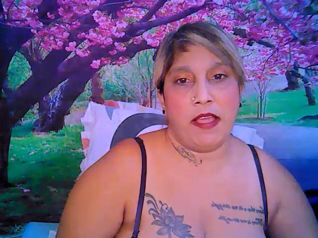 Live sex webcam photo for Roxyfoxy69 #256231255