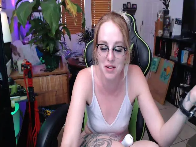 Live sex webcam photo for KinzySuicide #260239663