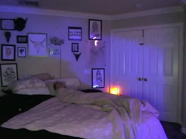 Live sex webcam photo for KendalHaze #261358761