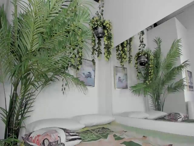 Live sex webcam photo for Anahi_18 #254031621