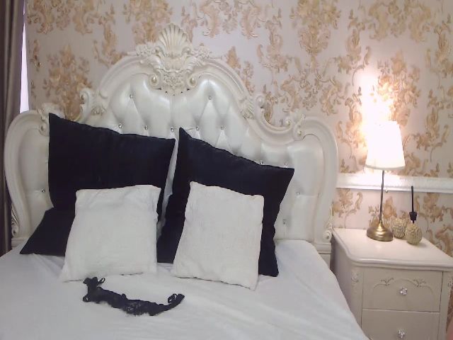Live sex webcam photo for RoxanneShaw #256203599