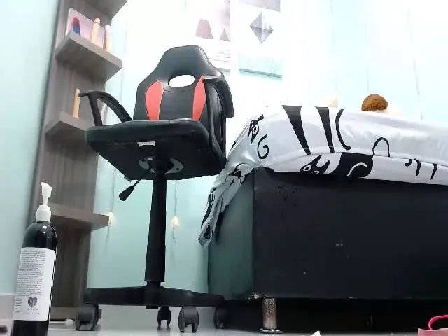 Live sex webcam photo for JENELOTIZZ #261032259