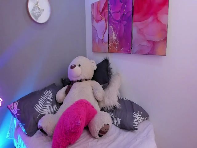 Live sex webcam photo for SaraValennn #261805345