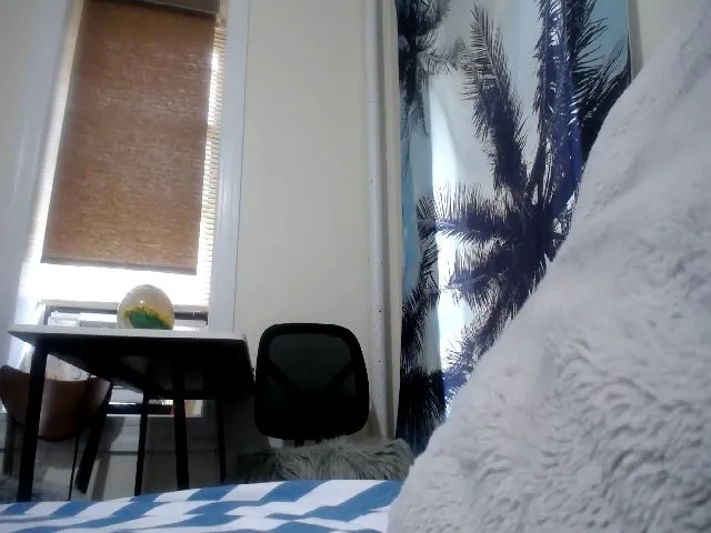 Live sex webcam photo for Slimmamiijen #254842887