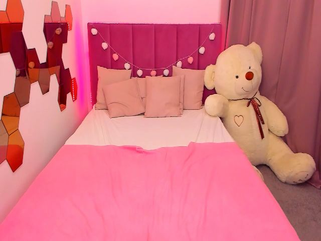 Live sex webcam photo for RedCat18 #260179722