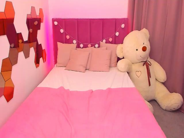 Live sex webcam photo for RedCat18 #256528791