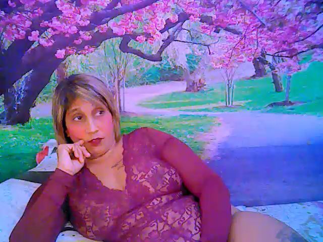 Live sex webcam photo for Roxyfoxy69 #253850601