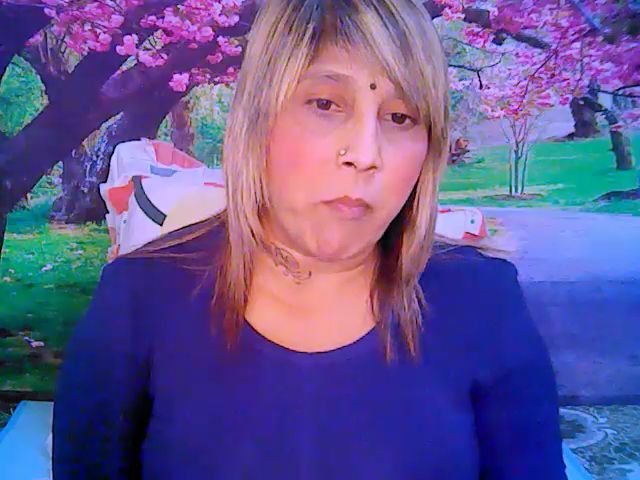 Live sex webcam photo for Roxyfoxy69 #258240778
