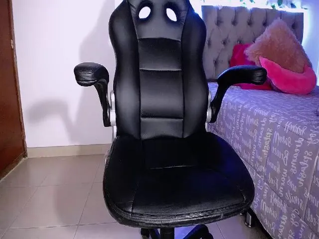 Live sex webcam photo for Cristal_19 #253679506