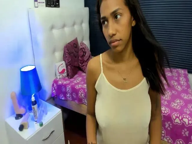 Live sex webcam photo for sexyfox_18 #265456547