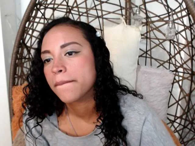 Live sex webcam photo for Angeluxxx #241065474
