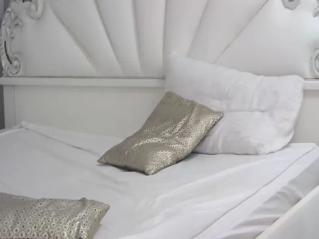 Live sex webcam photo for SoffyyHot #264471784