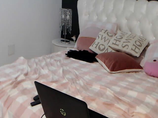 Live sex webcam photo for BlondeeFairy #253542668