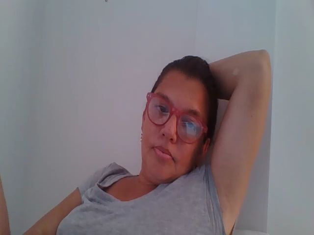 Live sex webcam photo for SweetLola01 #255153029