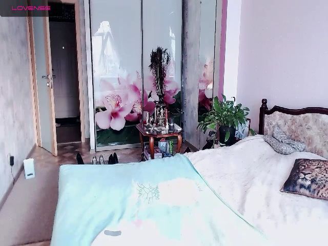 Live sex webcam photo for JuliannaLux #253620793