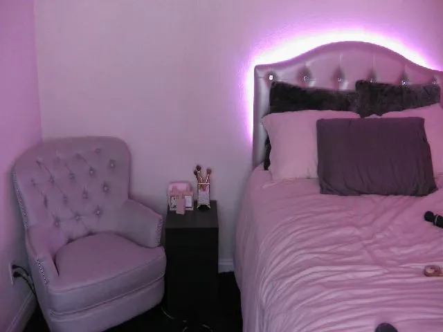 Live sex webcam photo for MeganMaxine #263592938