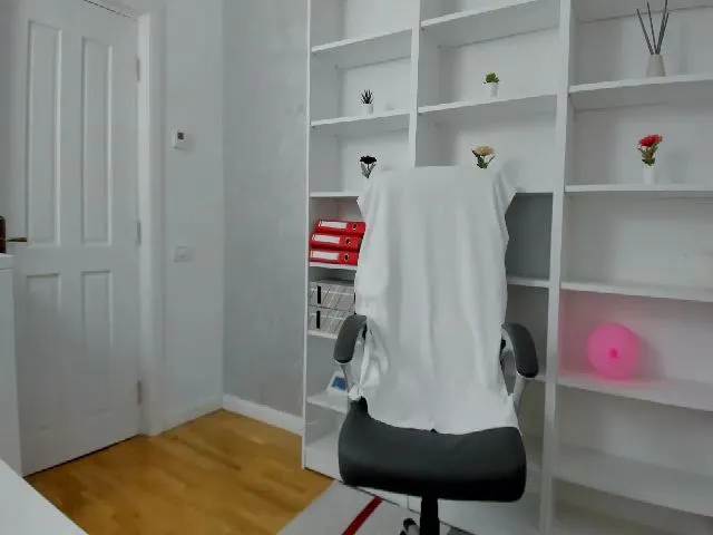 Live sex webcam photo for VanessaCroft #258492037