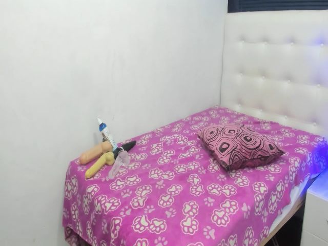 Live sex webcam photo for sexyfox_18 #255857713