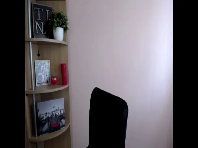Live sex webcam photo for SweetyTinna #255601379