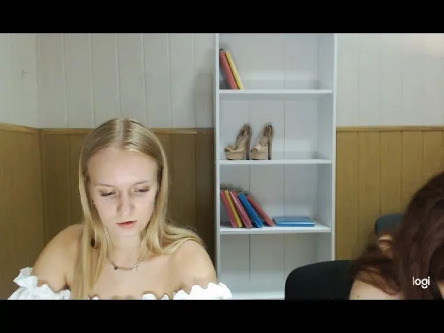 Live sex webcam photo for BeautiAmber #262183737