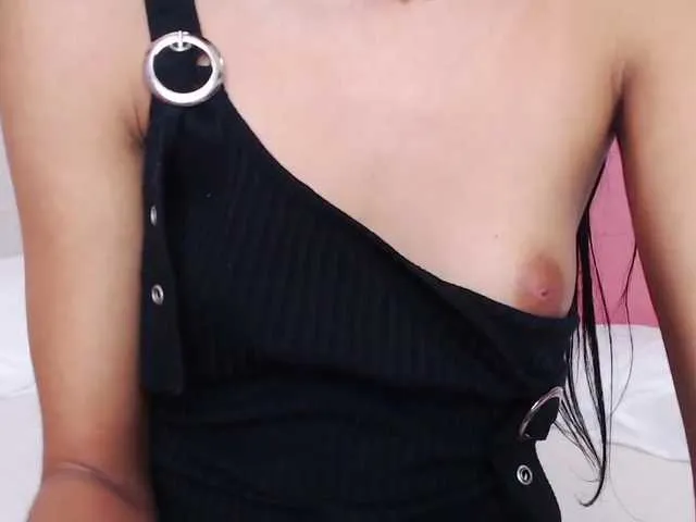 Live sex webcam photo for NicoleLee #260117506