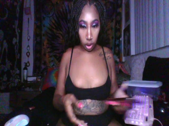 Live sex webcam photo for hennyhoneypot #256823723