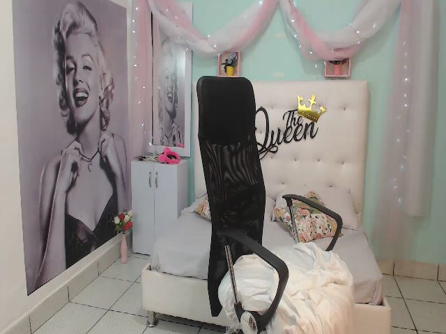 Live sex webcam photo for Miaqueen69 #264008050