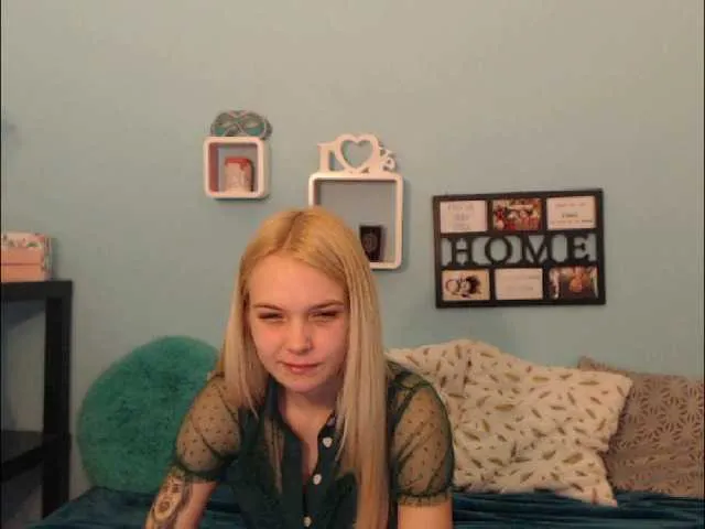 Live sex webcam photo for AnnaHappy18 #241324717
